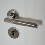 https://cerrajeroenguadalajara.com/wp-content/uploads/2021/12/cropped-door-handle-door-knob-jack-625942.jpg